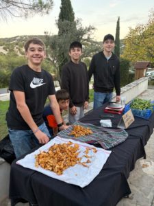 Les jeunes Murlois exposent sur le marché de Murles !